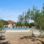 펜션 Pet Friendly In With Outdoor Swimming Pool 보디체