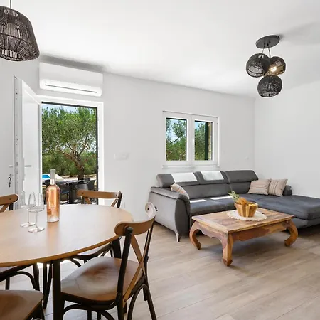 Pet Friendly In With Outdoor Swimming Pool *