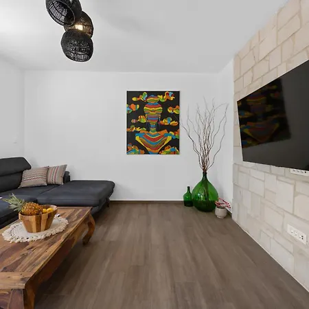 Pet Friendly In With Outdoor Swimming Pool *