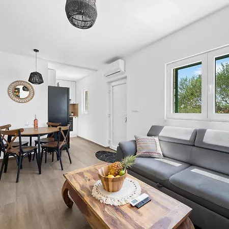 בית נופש Pet Friendly In With Outdoor Swimming Pool