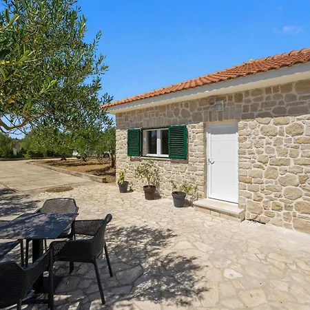 Pet Friendly In With Outdoor Swimming Pool Holiday home *