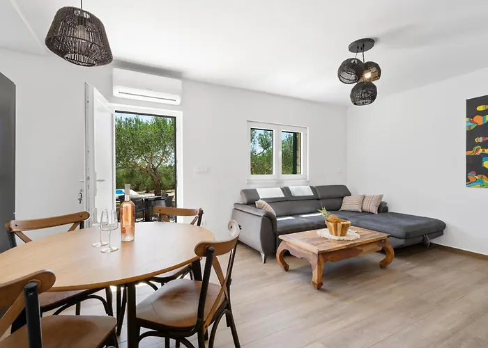 Pet Friendly In With Outdoor Swimming Pool *