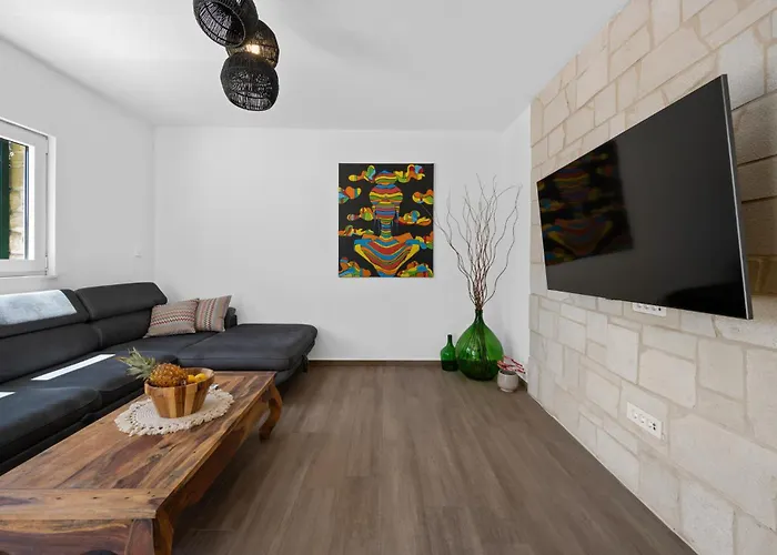 Pet Friendly In With Outdoor Swimming Pool *