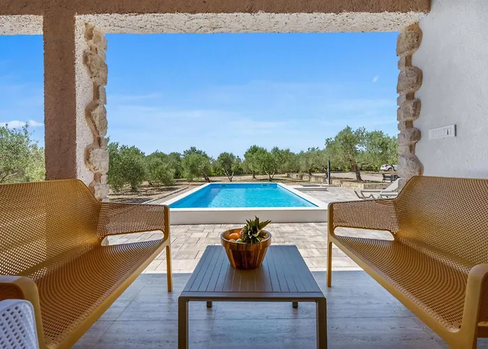 Pet Friendly In With Outdoor Swimming Pool Сasa de vacaciones